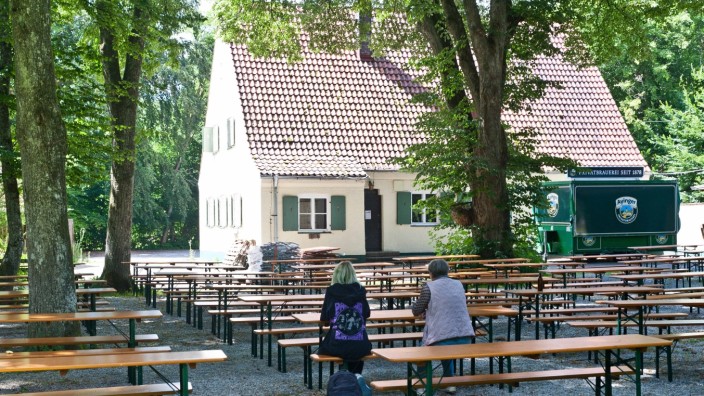 Stillstand im Ebersberger Forst: Warten im Biergarten: Zwei Spaziergänger sitzen am Donnerstag auf einer Bierbank der Hohenlindener Sauschütt.