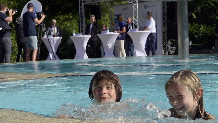 Pullach: In Pullach gaben Landtagspräsidentin Ilse Aigner und Kultusminister Michael Piazolo (im Hintergrund) den Startschuss für "Bayern schwimmt".