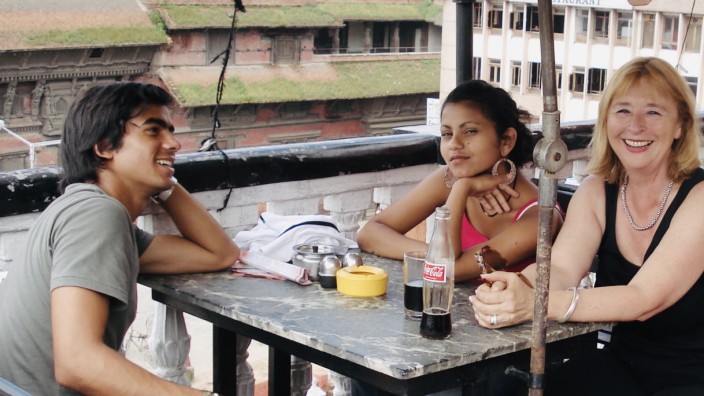 Adoption: Vor 20 Jahren hat Roswitha Schroeter Anou und Dhan aus Nepal adoptiert. Zu sehen sind die drei hier auf einer Aufnahme aus dem Jahr 2007.