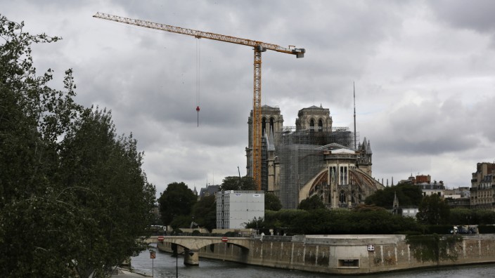 Notre-Dame: Die Kathedrale im Juli 2020. Das Baugerüst über dem Kirchenschiff soll bis Herbst entfernt werden.