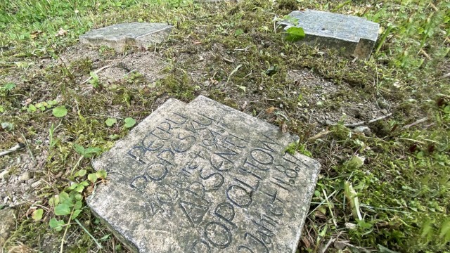 Vor einem Jahrhundert: Begraben sind die Verstorbenen auf einem kleinen Friedhof am Bahndamm.