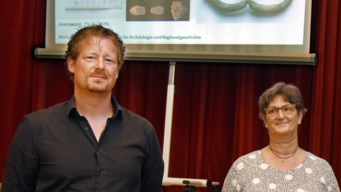 Jesenwang: Erläutern das Grabungsvorhaben: Markus Wild, Kreisheimatpfleger für Archäologie, und Anna Ulrike Bergheim vom Historischen Verein