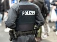 Hessen: Ein Polizist bei einer Razzia in Kassel
