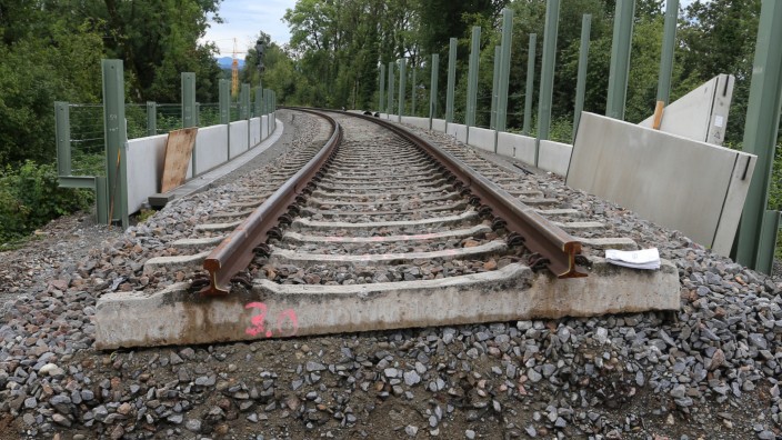 Verkehr in Bayern: Wegen einer Baustelle unterbrochene Gleise an der Bahnstrecke München-Lindau.