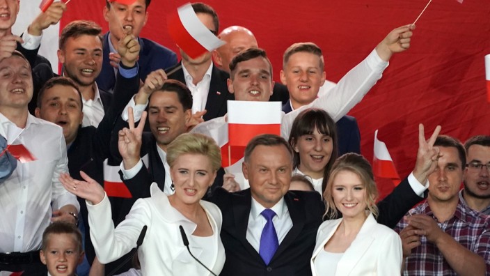Präsidentenwahl: Amtsinhaber Andrzej Duda, hier mit Familie, beanspruchte noch vor Auszählung der Stimmen am Sonntagabend den Sieg für sich.