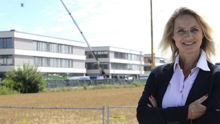 Bildung: Schon Anfang August will Direktorin Betina Mäusel ihr Büro im neuen Gymnasium beziehen.