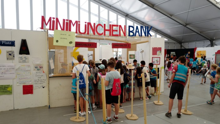 Sommerferien in München: Auch das gehört zum fast realen Leben in der Spielstadt Mini-München: Besucher in der Bank, wo sie ihre erarbeiteten "Mimüs", wie die Währung hier heißt, einzahlen oder abheben können.
