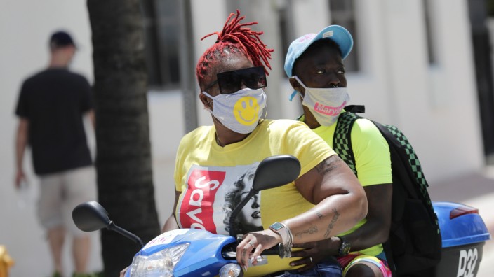 Coronavirus: Zwei Rollerfahrer in Miami Beach, Florida. Am Sonntag vermeldete Florida die meisten Corona-Infektionen an einem Tag seit Beginn der Pandemie.