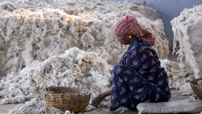 EU-Richtlinie für Lieferketten: Kolkata, Indien: Eine Frau sortiert Baumwolle. Künftig sollen Betroffene von Menschenrechtsverletzungen oder Umweltverschmutzung europäische Unternehmen vor Zivilgerichten auf Schadenersatz verklagen können.