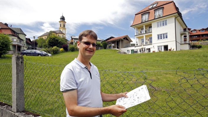 Schäftlarn: "Filetgrundstücke" im Herzen Hohenschäftlarns: Bauamtsleiter Andreas Porer vor dem Areal mit Villa, für das die Gemeinde nun einen Beubauungsplan erstellen will.
