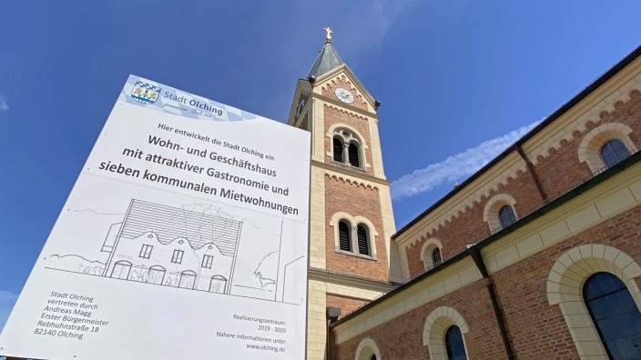 Olching: Der Bau einer Tiefgarage hätte sich am Olchinger Nöscherplatz nicht mit der Statik der denkmalgeschützten Kirche vertragen.