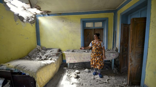 Armenien/Aserbaidschan: Das Haus dieser Frau wurde von einer armenischen Granate zerstört.