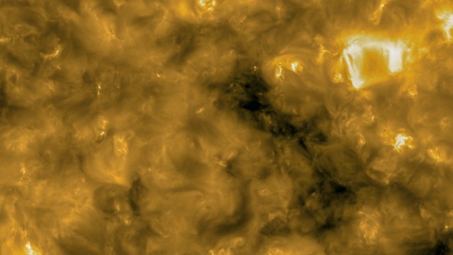 Astronomie: Auf der Nahaufnahme im UV-Lichtbereich sind erstmals kleinste helle Strukturen erkennbar - die "Lagerfeuer".