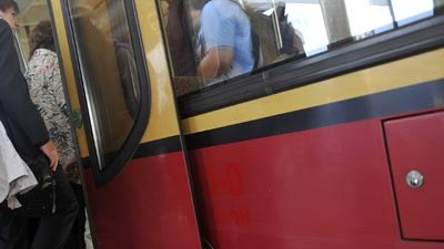 Deutsche Bahn: Berliner Nahverkehr: Fahrgäste drängen in die S-Bahn. Seit Wochen wird der Berliner Nahverkehr durch ausfallende Züge belastet.