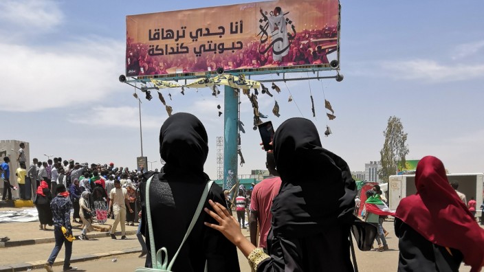 Sudan: Frauen spielten eine tragende Rolle während der Massenproteste. Hier fotografiert eine Frau in Khartoum ein Plakat, das Alaa Salah zeigt, die eine Ikone der Protestbewegung wurde.