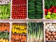 Ernährung. Auslage von Obst und Gemüse