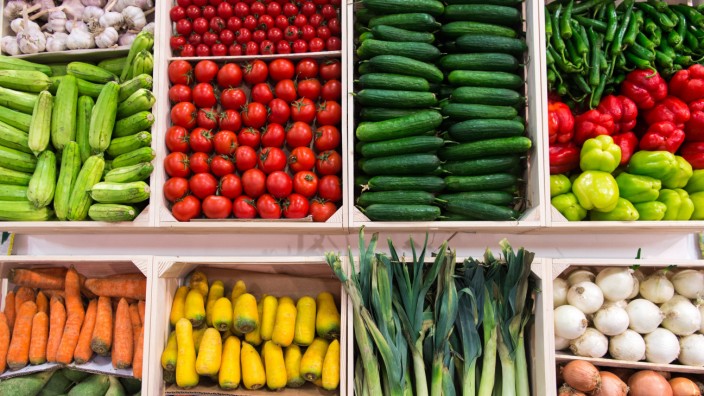 Ernährung. Auslage von Obst und Gemüse