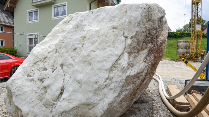 Eiszeitrelikt in Bad Tölz: Bei Aushubarbeiten an einer Baustelle in der Königsdorfer Straße in Bad Tölz wurde dieser aus der Eiszeit stammende Monolith gefunden. Das tonnenschwere Gestein ist auch der Grund für die Verzögerungen der Bauarbeiten.