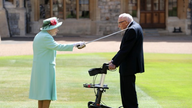 Mögliche Veruntreuung von Spenden: Nach seinem 100. Geburtstag erhob Königin Elizabeth II. den Kriegsveteranen Moore in den Ritterstand.