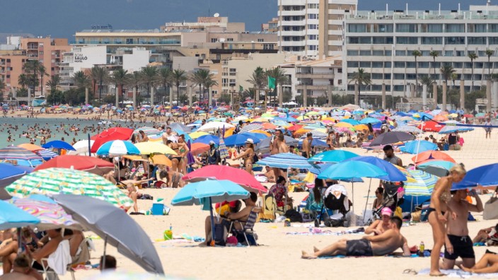 Der Strand an der Playa de Palma ist deutlich gefüllter als in den Tagen zuvor offenbar reisen aktuell wieder mehr deut