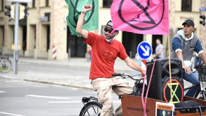 Demonstration in München: Demonstranten auf dem Lastenrad: Zwischen 2000 und 4000 Menschen sollen für Umsetzung des Radentscheids durch München geradelt sein.