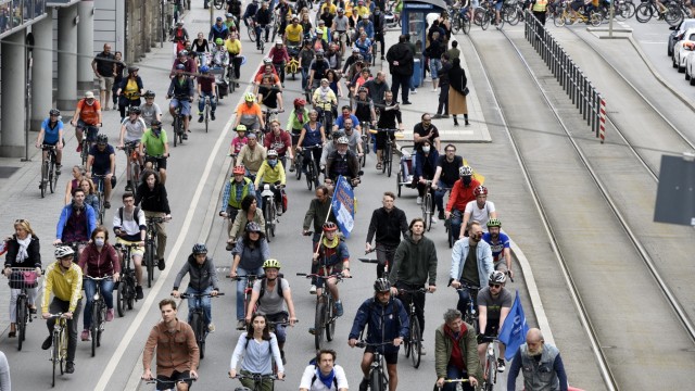 Demonstration in München: 2000 Fahrradfahrer sollen sich an der Demo beteiligt haben. Dieses Bild zeigt sie auf der Landsberger Straße nahe der Hackerbrücke.