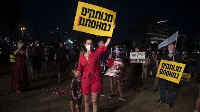Israel: „Wir haben genug“: Demonstrierende in Tel Aviv am Samstagabend. Es sind längst nicht mehr nur die üblichen Verdächtigen aus dem linken Lager, die gegen den rechten Regierungschef protestieren.