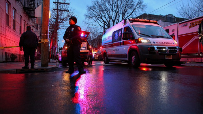 Getöteter Sohn von US-Bundesrichterin: Bei Nacht tauchen die Blitzlichter der Polizeiautos die Tatorte wie hier in Jersey City, New Jersey, in ein giftiges Lila. Wenn die Polizei wieder abrückt, bleiben nur Blutflecken.