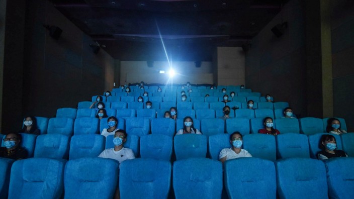 Leben mit Corona: Soziale Distanz in einem chinesischen Kino.
