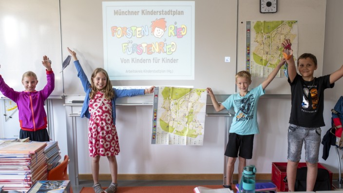 Forstenried: Sie kennen ihr Viertel: Die Viertklässler Lina, Alina, Jannis und Tayler (von links) präsentieren den neuen Kinderstadtplan.