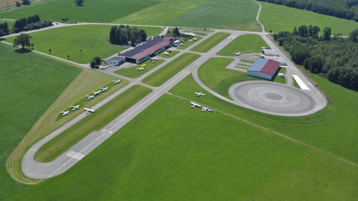 Jesenwang: Der "Kreisel" mit 90 Metern Durchmesser, der im Norden der Start- und Landebahn des Jesenwanger Flugplatzes liegt, ist zentraler Bestandteil des Fahrsicherheitszentrums