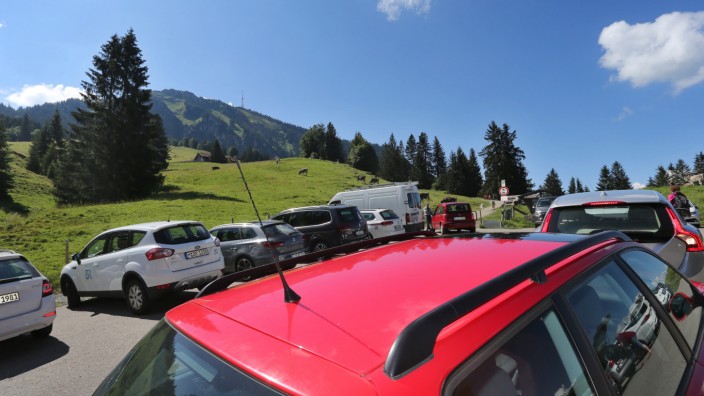 Tourismus: Am Rettenberg stehen Autos von Ausflüglern auf dem voll belegten Parkplatz der Alpe Kammeregg - solche Zustände versuchen Kommunen im Allgäu zu vermeiden.