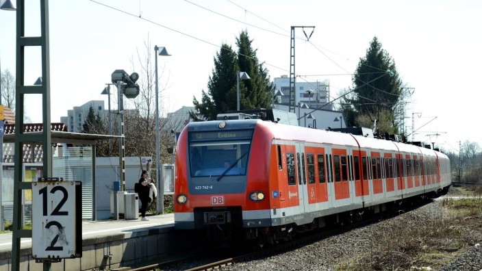 Erding/Oberhaching: Alles einsteigen am Bahnhof Altenerding: Die MVV-Geschäftsführung will noch mehr Pendler vom Auto in die S-Bahn locken.