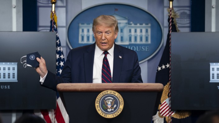 Coronavirus in den USA: Donald Trump mit Maske bei einer Pressekonferenz