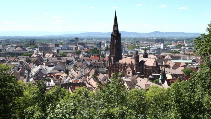 Totale der Altstadt von Freiburg im Breisgau mit Münster und Fernsicht bei schönstem Sommerwetter, Baden Württemberg, De