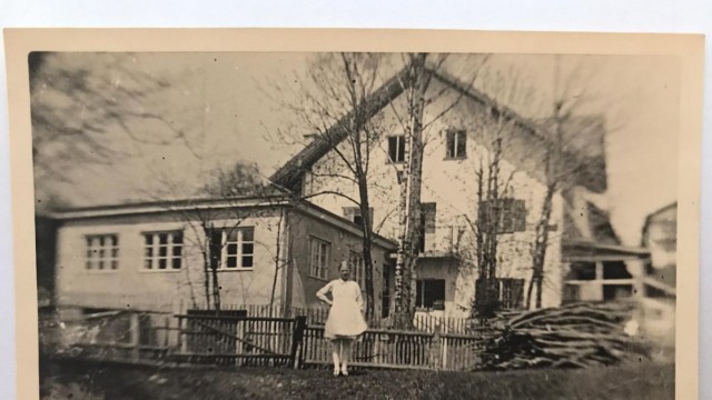 Historische Aufnahme vom Gasthaus Dröscher, davor Hedwig Dröscher als junges Mädchen zu