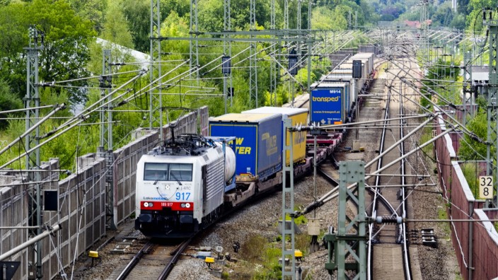 Zug auf der Bahnstrecke München - Rosenheim, 2018