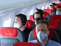 Meldungen zum Coronavirus: EU verkündet Ende der Maskenpflicht im Luftverkehr