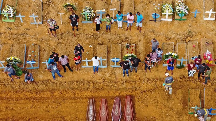 Pandemie: Auf einem Friedhof im brasilianischen Manaus wurden neue Gräber für Opfer des Coronavirus angelegt.