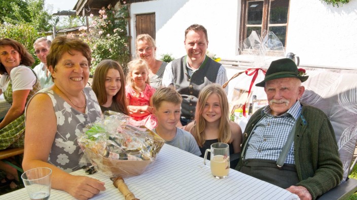 Geburtstag: An Gratulanten hat es beim 95. Geburtstag von Kaspar Spiel nicht gemangelt. Der Lindacher hat neun Kinder, 23 Enkel und 46 Urenkel.