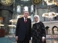 Präsident Erdoğan mit seiner Ehefrau in der Hagia Sophia.