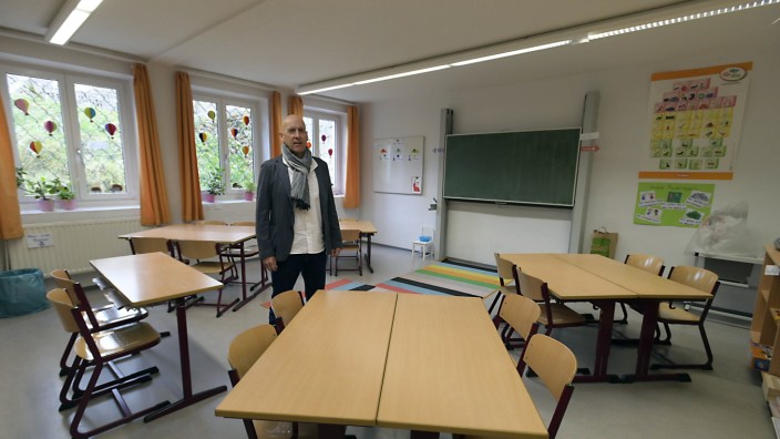 Höhenkirchen-Siegertsbrunn: Nicht mehr zeitgemäß: Rektor Torsten Bergmühl sieht deutlichen Sanierungsbedarf an der Höhenkirchner Grund- und Mittelschule.