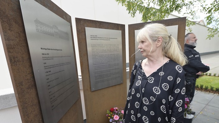 Giesing: Späte Erinnerung: Drei Tafeln erinnern vor der JVA Stadelheim an das Schicksal der Menschen, die während der NS-Zeit dort inhaftiert waren. Die meisten wurden ermordet, der Vater von Heidi Delbeck überlebte.