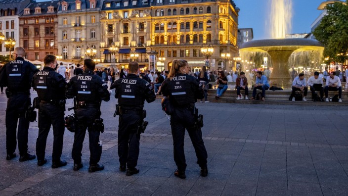 Frankfurter Opernplatz: Polizei und Feiernde auf dem Opernplatz am ersten Wochenende nach den Krawallen.