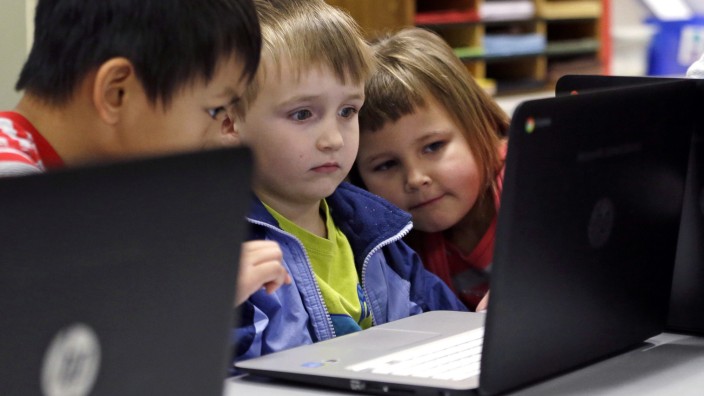 Kinder vor einem Laptop
