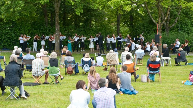 Kultur im Landkreis Ebersberg: Im Sommer konnte das Symphonieorchester des Kulturvereins Zorneding-Baldham seine Serenade im Park spielen. Im Advent ist das leider keine Option.