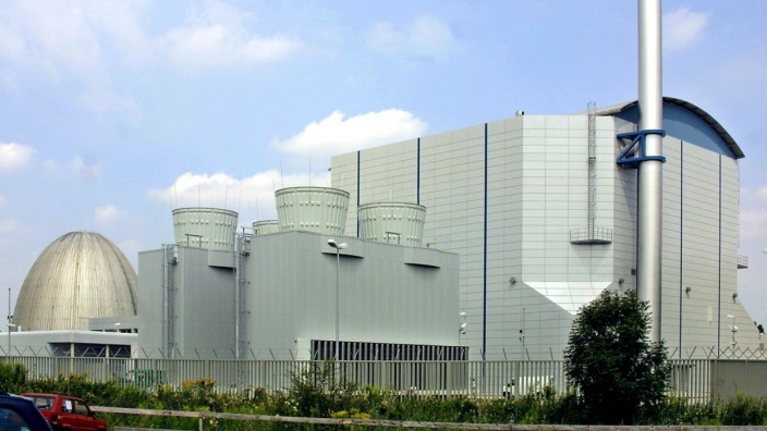 Historie: Der Forschungsreaktor München II (rechts) ist der Nachfolger des markanten Atomeis (links).