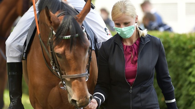 Galopprennsport: „Nächstes Jahr gewinnen wir“: Die Münchnerin Sarah Steinberg war auch mit dem zweiten Platz ihres Pferdes Quest de Moon sehr zufrieden.