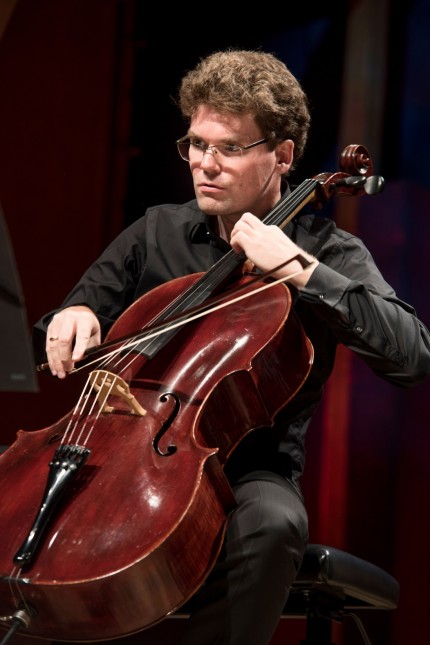 Konzert: Auch den virtuosen Passagen gewachsen: der in München lebende Cellist Hendrik Blumenroth.