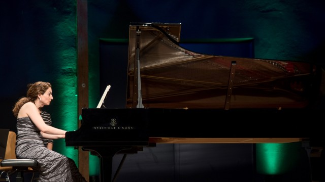 Konzert: Schlüssiges Spiel: die armenische Pianistin Margarita Oganesjan bei ihrem Auftritt im Andechser Florianstadel.